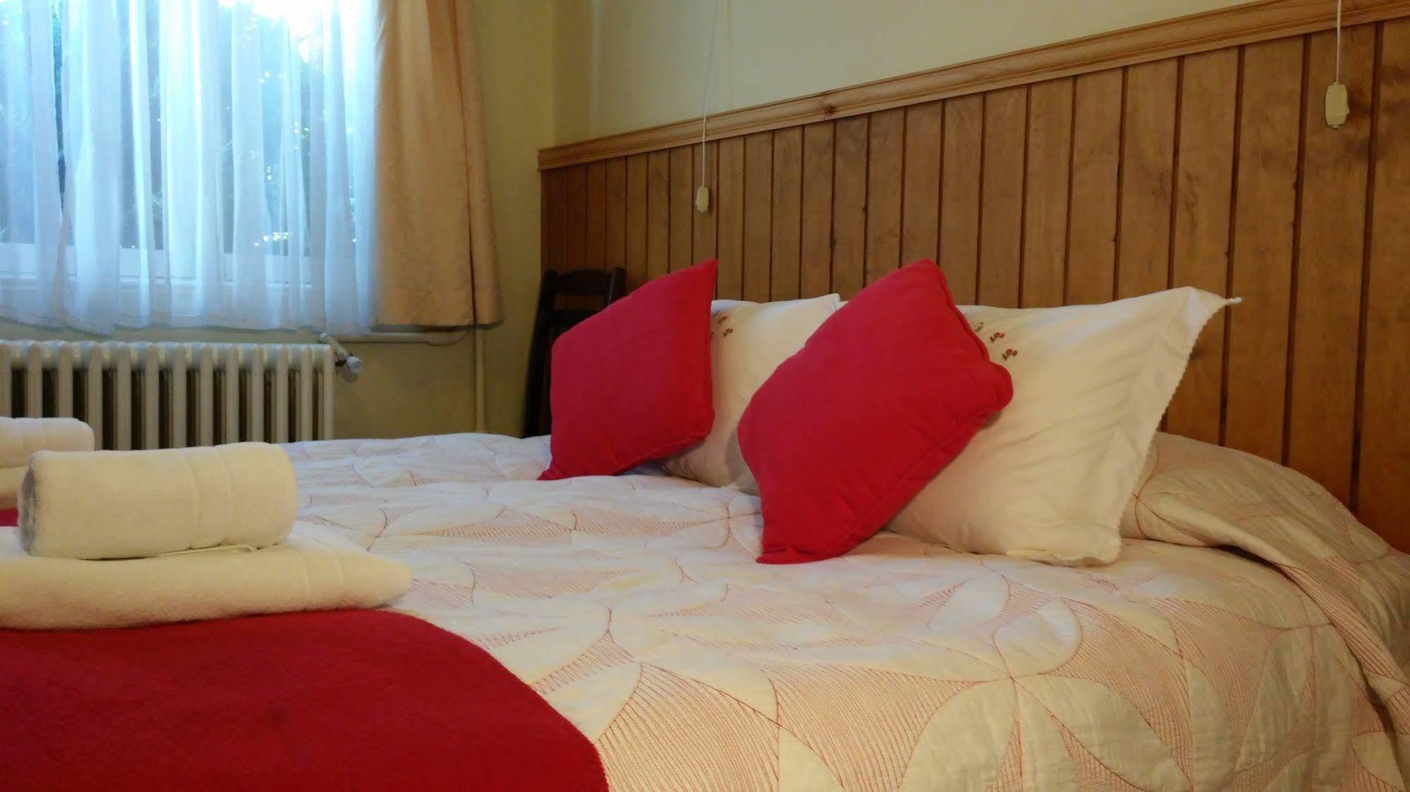 Hostal Y Cabanas Ainil Пунта-Аренас Екстер'єр фото
